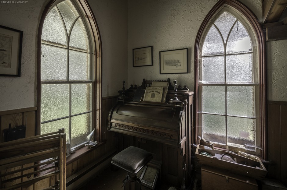Abandoned Ontario House Pump Organ, abandoned, abandoned photography, abandoned places, creepy, decay, derelict, Freaktography, haunted, haunted places, photography, urban exploration, urban exploration photography, urban explorer, urban exploring