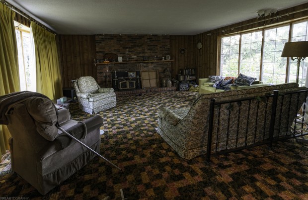 Abandoned House Ontario sitting room