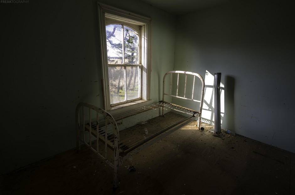 Abandoned Ontario House, abandoned, abandoned photography, abandoned places, creepy, decay, derelict, Freaktography, haunted, haunted places, photography, urban exploration, urban exploration photography, urban explorer, urban exploring by Freaktography