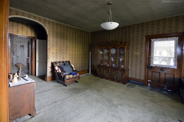 room inside an abandoned house