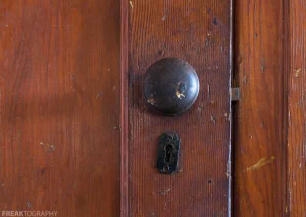 Freaktography, abandoned, abandoned photography, abandoned places, creepy, decay, derelict, door knob, ford assembly, freaktography.com, haunted, haunted places, photography, urban exploration, urban exploration photography, urban explorer, urban exploring