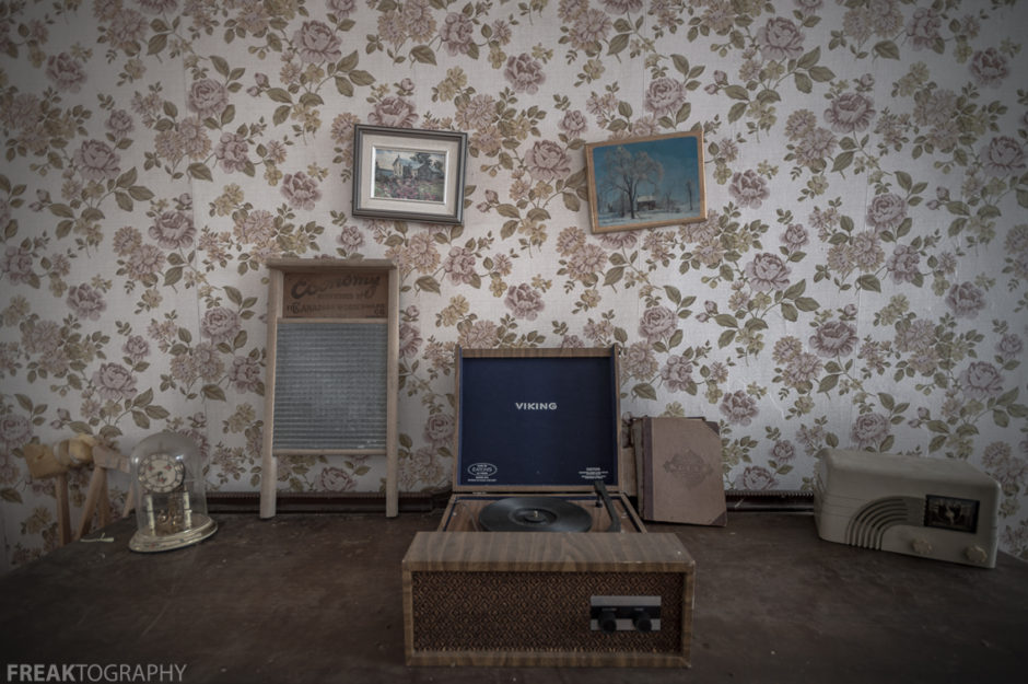 Freaktography, abandoned, abandoned photography, abandoned places, creepy, decay, derelict, frames, haunted, haunted places, photography, photos, radio, record player, scene, set up, urban exploration, urban exploration photography, urban explorer, urban exploring, wallpaper, washboard
