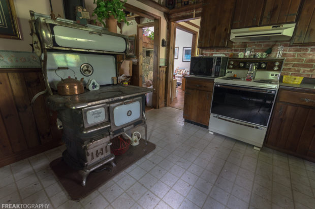 Freaktography, abandoned, abandoned house kitchen, abandoned photography, abandoned places, creepy, decay, derelict, findly stove, findlys oval, haunted, haunted places, kitchen, photography, stove, stoves, urban exploration, urban exploration photography, urban explorer, urban exploring