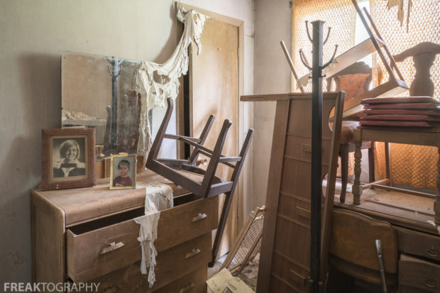A Bedroom the perfectly preserved abandoned time capsule house. Urban Exploring Gallery of a Perfectly Preserved Abandoned Time Capsule House in Ontario, Canada by Freaktography. Canadian Urban Exploration Photographer