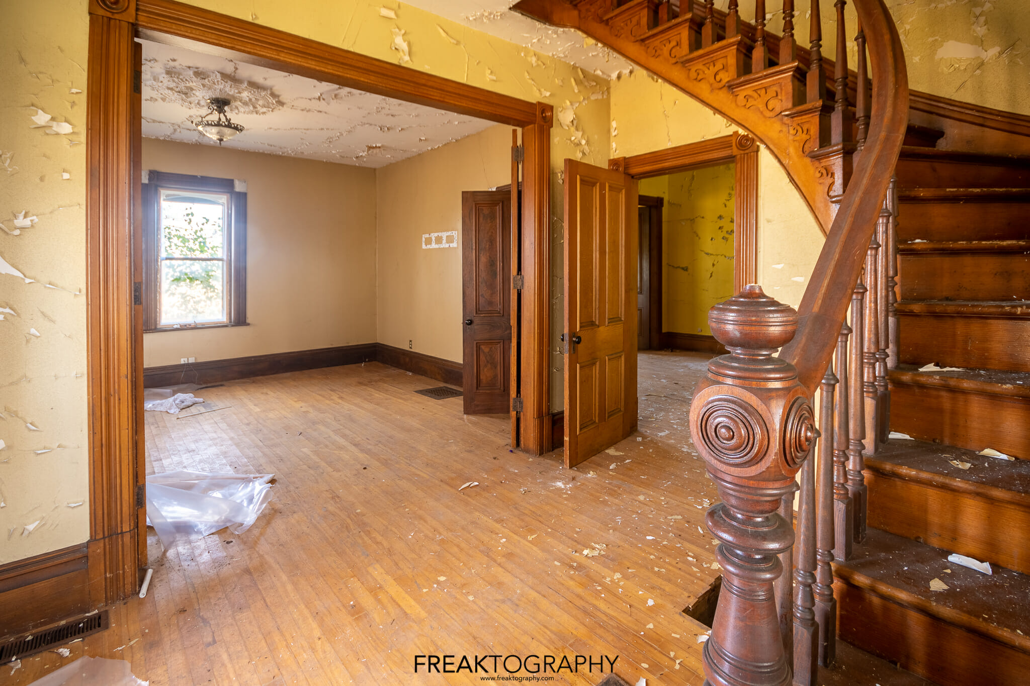 Exploring an Abandoned House in Ontario Canada FREAKTOGRAPHY