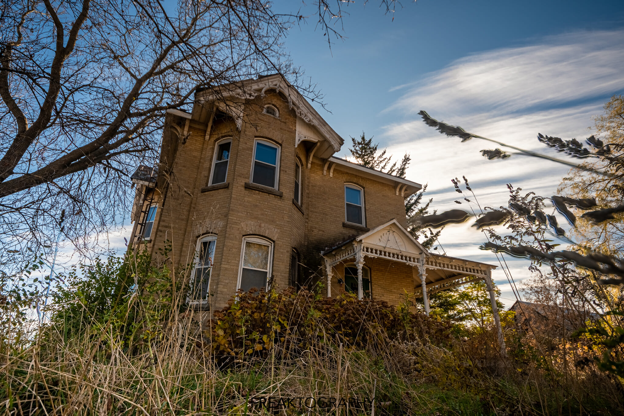 Exploring an Abandoned House in Ontario Canada FREAKTOGRAPHY