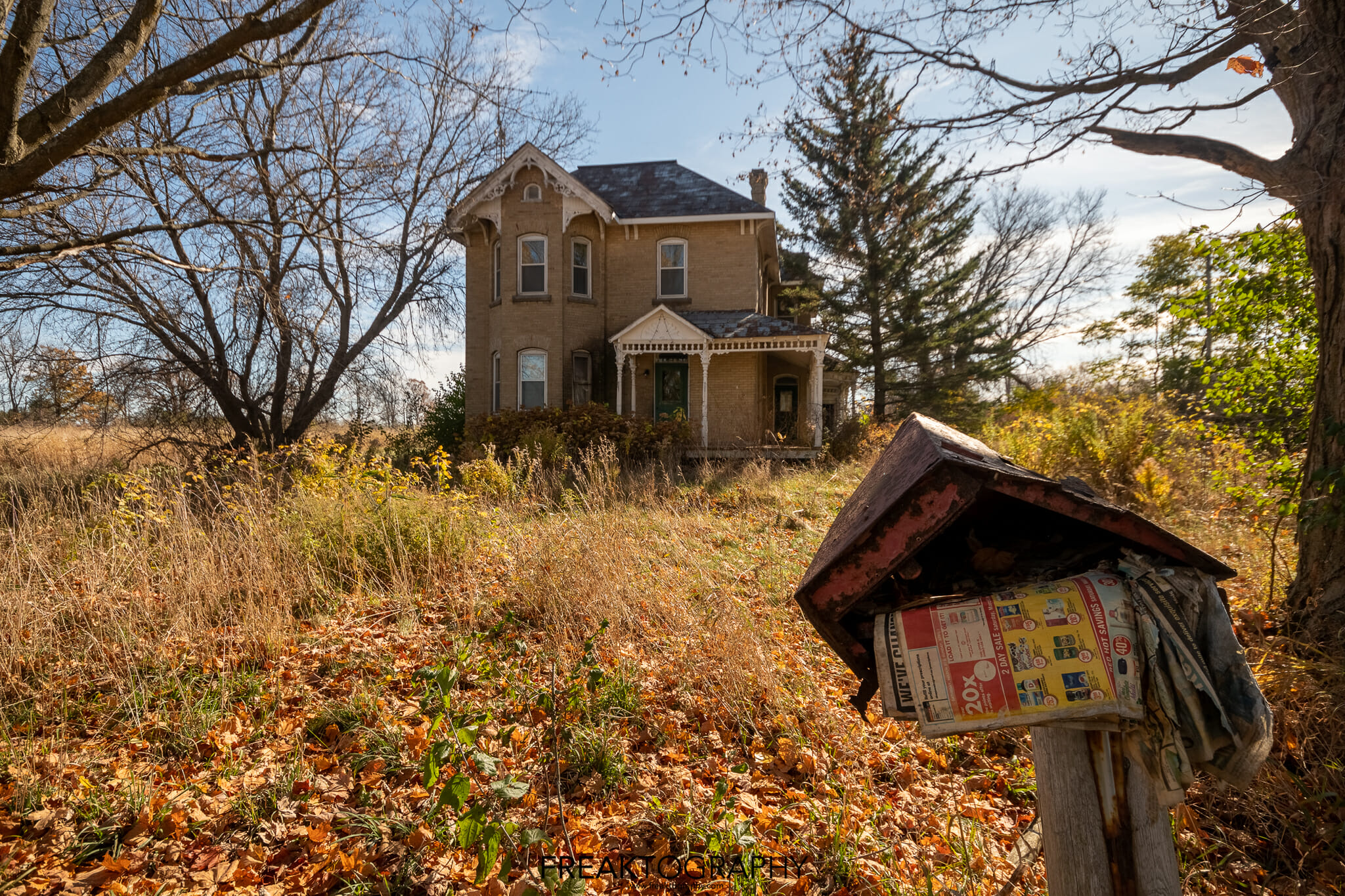 exploring-an-abandoned-house-in-ontario-canada-freaktography