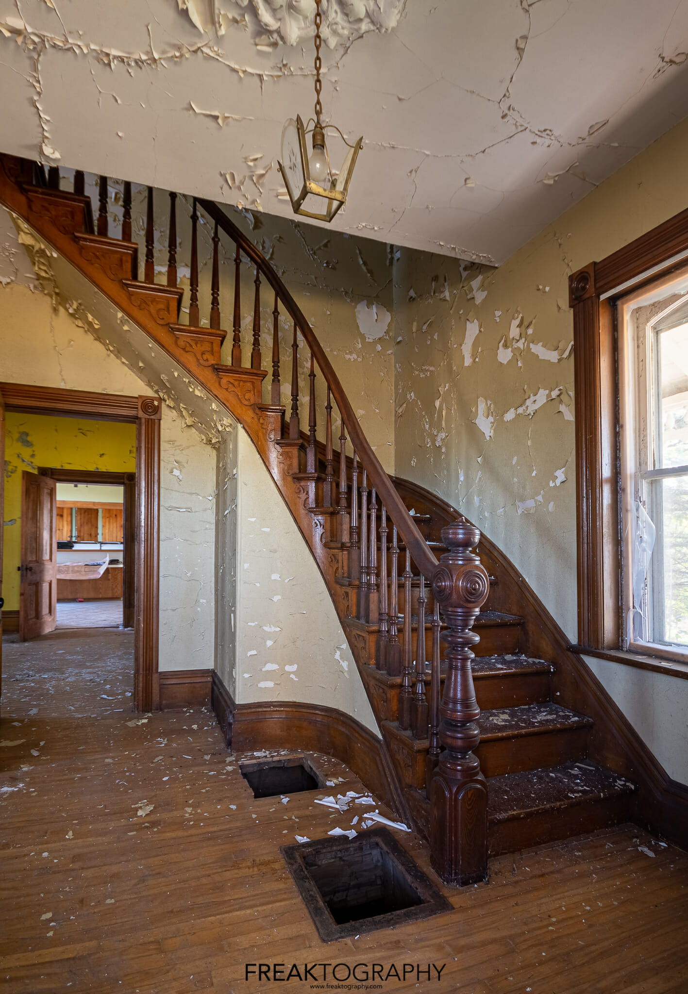 Exploring an Abandoned House in Ontario Canada | FREAKTOGRAPHY