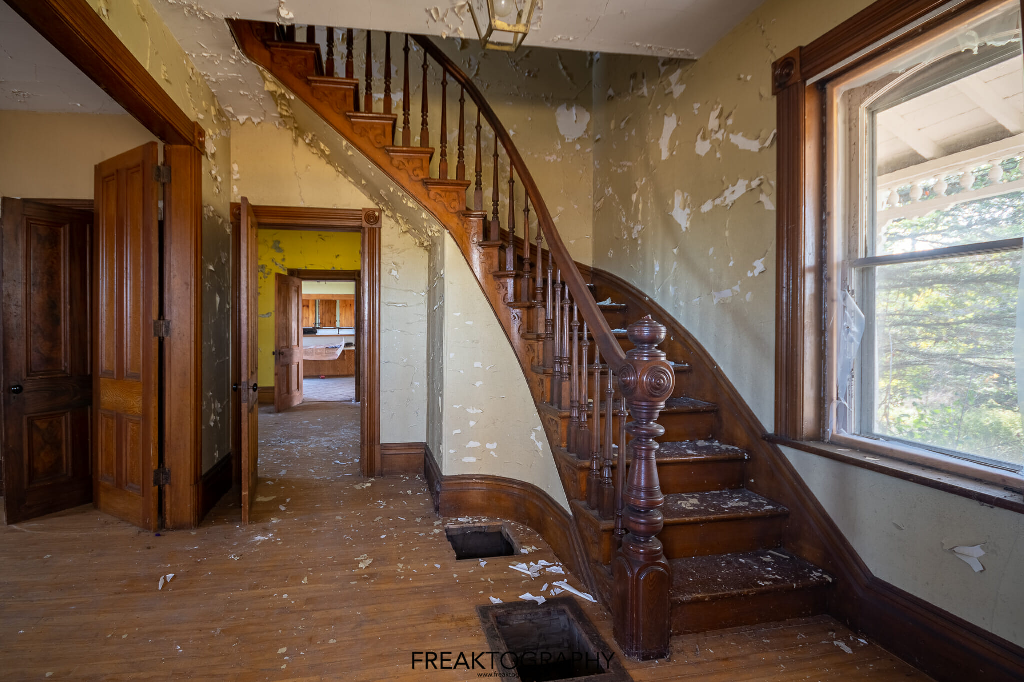 Exploring an Abandoned House in Ontario Canada | FREAKTOGRAPHY