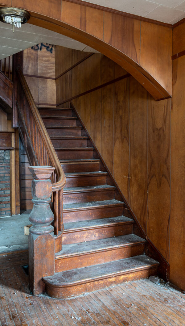 Exploring A Forgotten Beautiful And Menacing Abandoned House