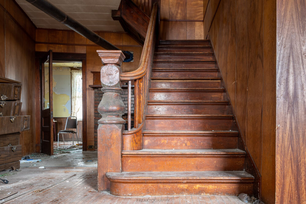 Exploring a Forgotten Beautiful and Menacing Abandoned House