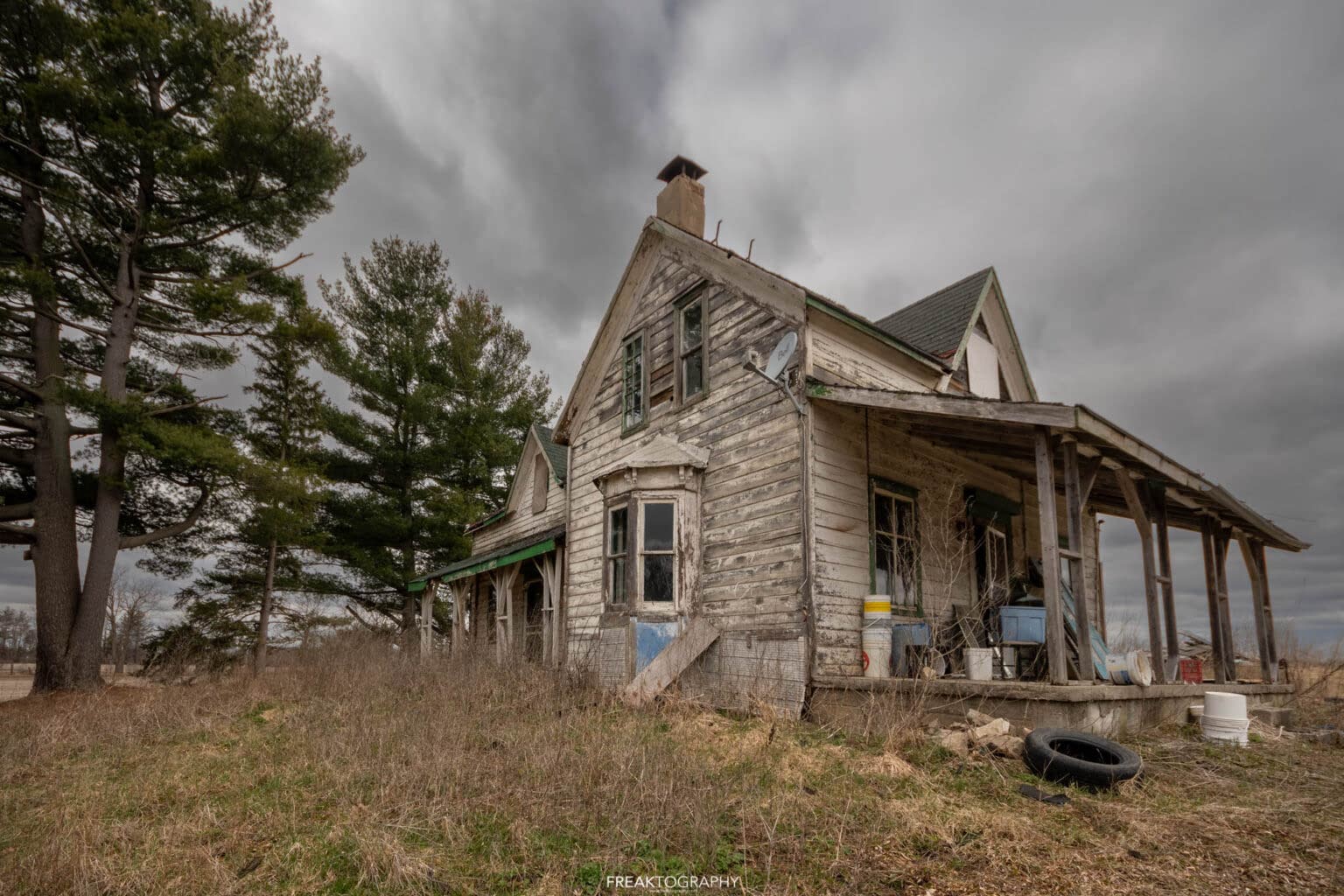 Exploring an Old Abandoned Farm House