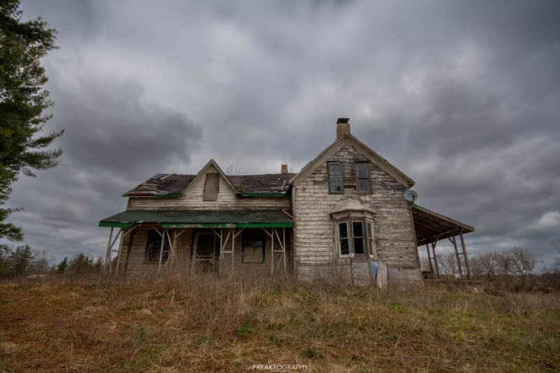 Exploring an Old Abandoned Farm House