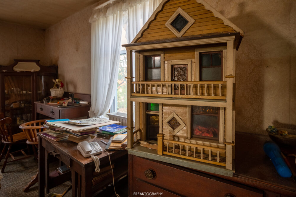 Abandoned Time Capsule House Has EVERYTHING LEFT BEHIND