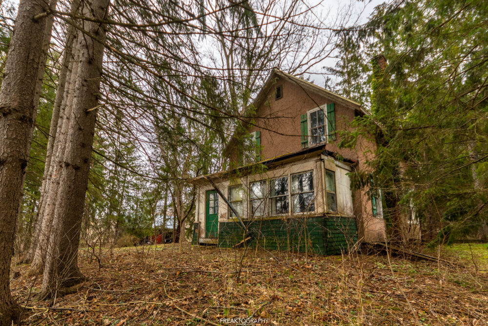 abandoned house in the deep woods