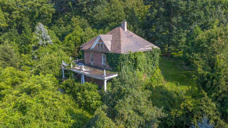 Exploring The Abandoned House of a Reclusive Hoarder