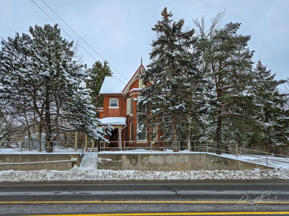 Just a simple explore of an abandoned and forgotten century house with some interesting features such as the old piano.