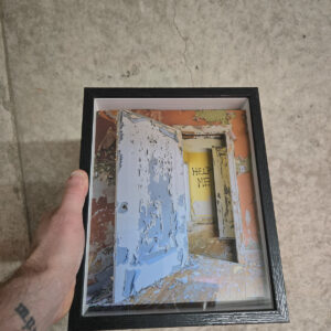Peeling paint doors opening onto a hallway with "HELP ME" spray painted on a distant wall inside an abandoned house in Quebec, shown as a layered 3D photo.